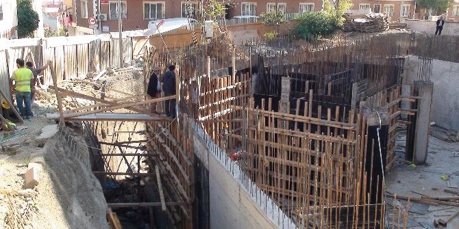 İnşaattan Düşen İşçi, Vinç Yardımıyla Kurtarıldı