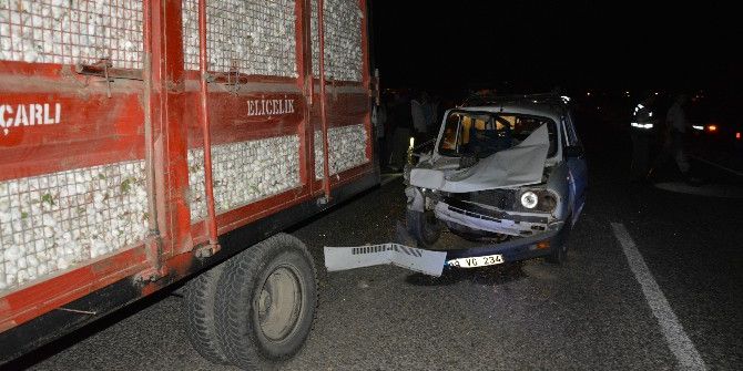 Söke’de Otomobil Pamuk Yüklü Römorkun Altına Girdi: 2 Yaralı