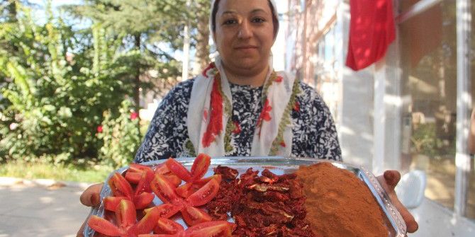 Türkiye’de Bir İlk, Çiftçi Kadınlar Domatesten Un Yaptı
