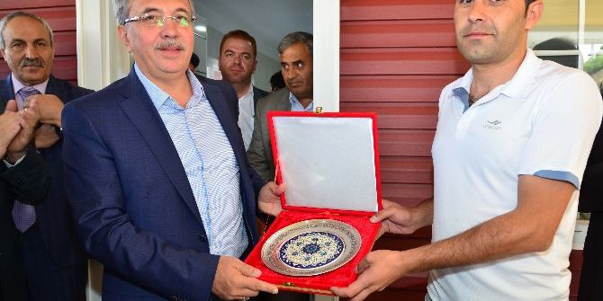 Başkan Çetin, Darbeye Karşı Nöbet Tutan Gençlere Plaket Verdi