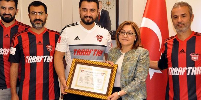 Fatma Şahin’e Gaziantepspor Onursal Başkanlık Unvanı Verildi