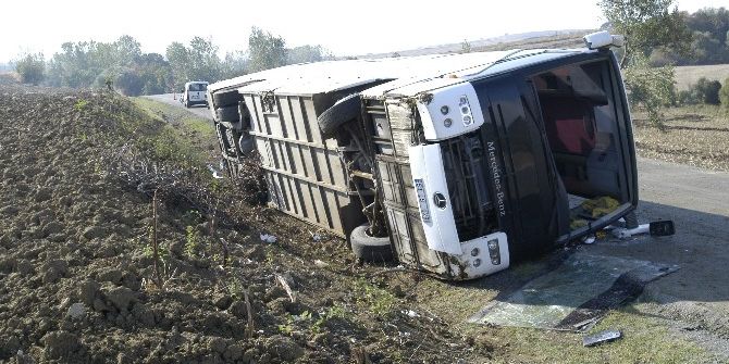 Maden Ocağı İşçilerini Taşıyan Otobüs Devrildi: 20 Yaralı