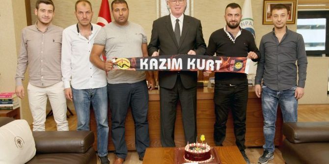 Efeler’den Başkan Kurt’a Doğum Günü Sürprizi