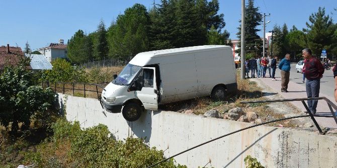 Niksar’da Kaza Yapan Araç Duvarda Asılı Kaldı