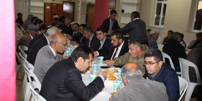 Varto Kaymakamı Mehmet Nuri Çetin, Cemevinde İftar Yemeği Verdi