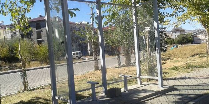 Otobüs Durakları Tahrip Edildi