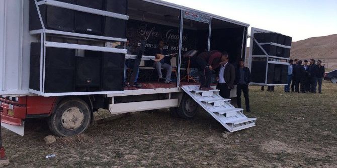 Başkale’de Düğün Sanatçılarında Seyyar Stüdyo