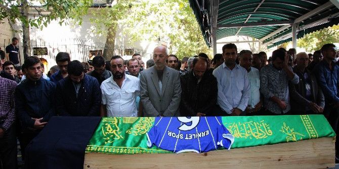 Kansere Yenik Düşen Genç Futbolcu Son Yolculuğuna Uğurlandı