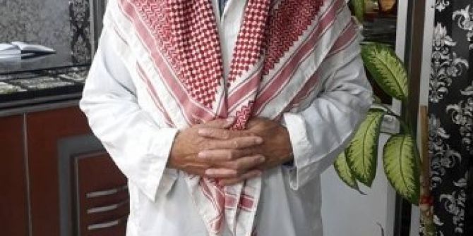 Eski Başkan Arap Şeyhi Kıyafetiyle Sokaklarda Gezdi