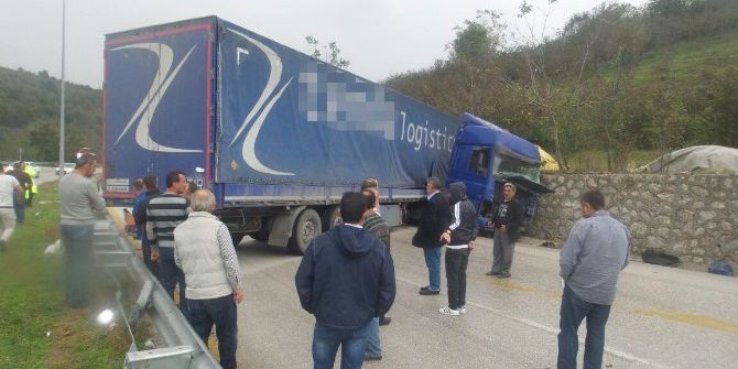 Kayganlaşan Yolda Kayan Tır, Yolu Trafiğe Kapattı