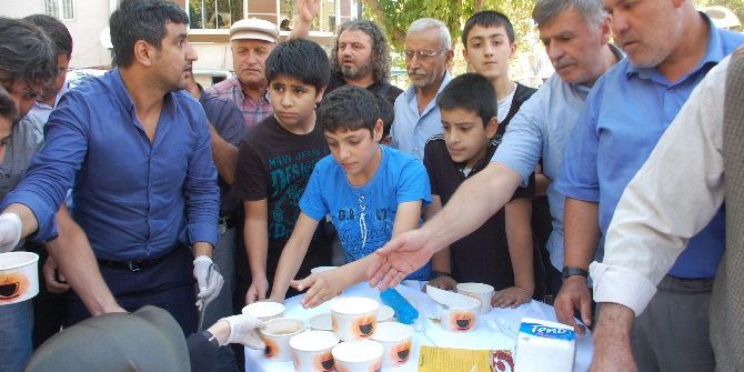 İkra Koleji Vatandaşlara Aşure Dağıttı