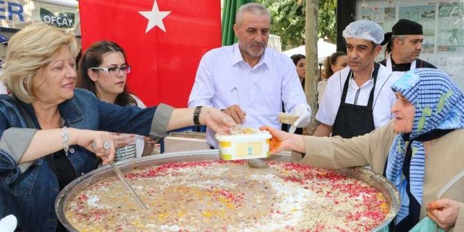 İki Pazarda 7 Bin Kişilik Aşure Dağıtıldı