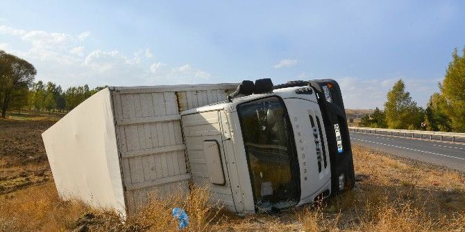 Sivas’ta Mobilya Yüklü Tır Devrildi: 1 Yaralı
