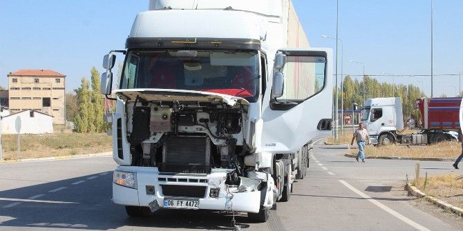 Sivas’ta Tır İle Kamyonet Çarpıştı: 1 Yaralı