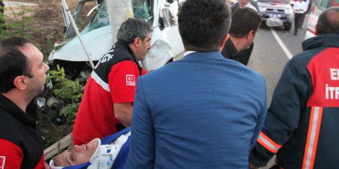 Düğüne Giden Minibüse Otomobil Çarptı: 15 Yaralı