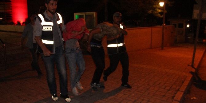 Kendilerine Polis Süsü Verip, Iraklı Öğrenciyi Gasp Ettiler