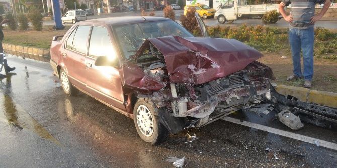 Otomobil, Kırmızı Işıkta Duran Minibüse Çarptı