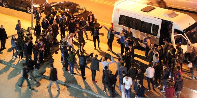 Kaldırımda Horon Halkası Oluşturan Gençlerin Hızını Trafikçi Kesti