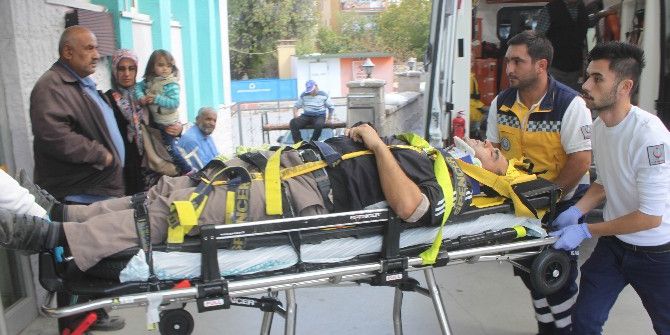 Kamyonet İle Otomobil Çarpıştı: 6 Yaralı