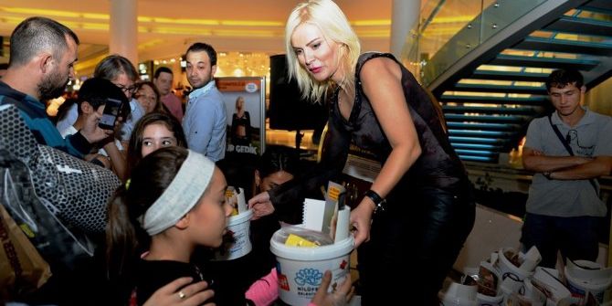 Ömür Gedik Sokak Hayvanları İçin Mama Dağıttı