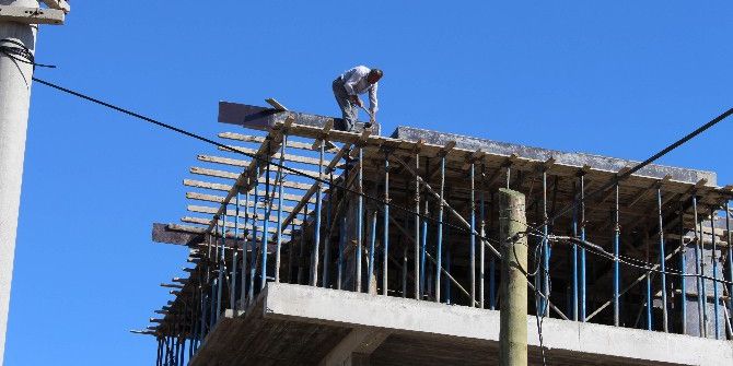 Kalıp Ustası Canını Tehlikeye Atarak Çalışıyor