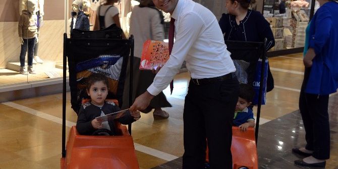 Miniklere Dünya Çocuk Günü Sürprizi