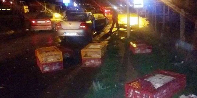 Yola Dökülen Tavuk Kasaları Kazaya Sebebiyet Verdi