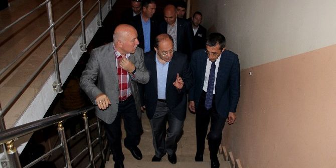 Diyet Ve Egzersize Başlayan Bakan Akdağ, Asansör Yerine Merdivenleri Kullanmayı Tercih Etti