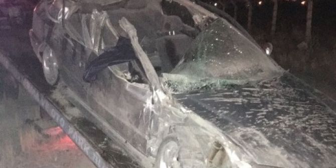 Otomobil, Traktöre Çarptı: 1 Ölü, 1 Yaralı