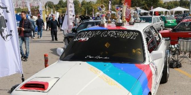 Klasik Ve Modifiyeli Araçlar Göz Kamaştırdı