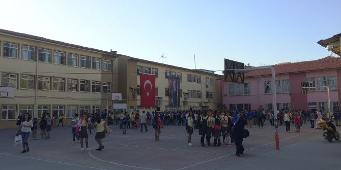 Akhisar’daki Depremler Okulu Kullanılmaz Hale Getirdi