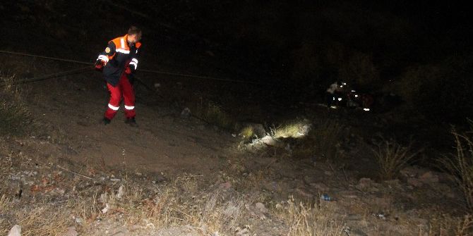 50 Metrelik Uçuruma Yuvarlanan Kadını Ekipler Güçlükle Kurtardı