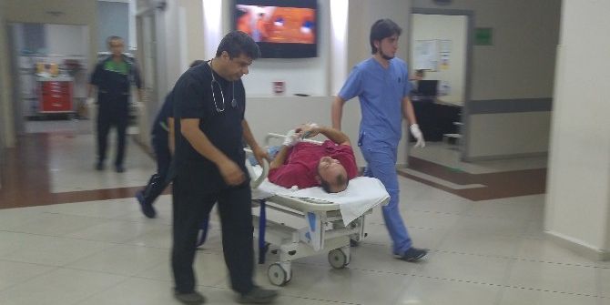 Kavga Ettiği 2 Kişiyi Silahla Yaralayıp Kaçtı