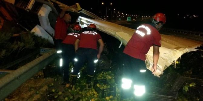 Meyve Yüklü Kamyon Devrildi: 1 Yaralı