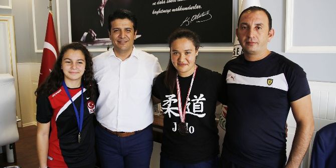 Judocu Kızlar Başkan Genç’i Ziyaret Etti