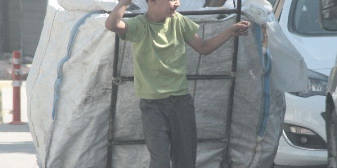 Yaşıtları Okuyor, Onlar Atık Kağıt Topluyor