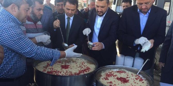 Vali Aktaş Aşure Dağıttı