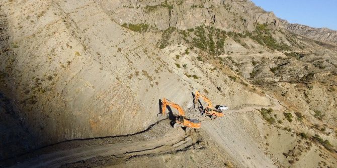 Büyükşehir Olur’da Yol Yapıyor