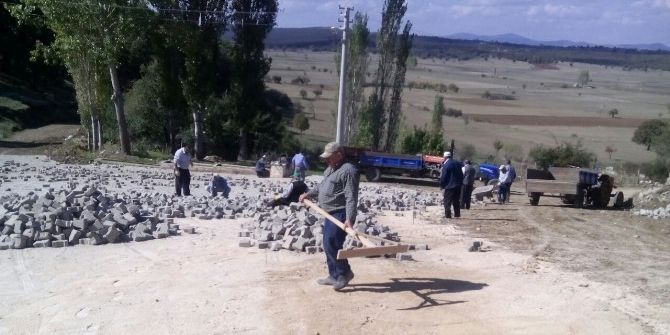 Köyde, İmece Usulü Yol Genişletme Çalışması