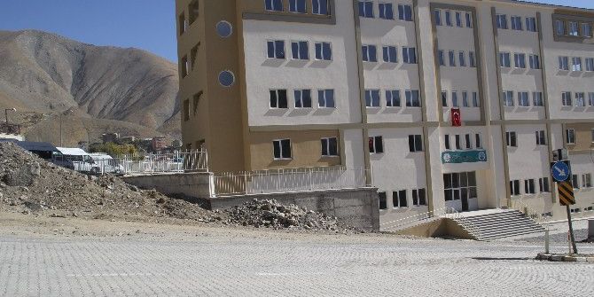 Yol Kenarına Hafriyat Bırakılmasına Tepki