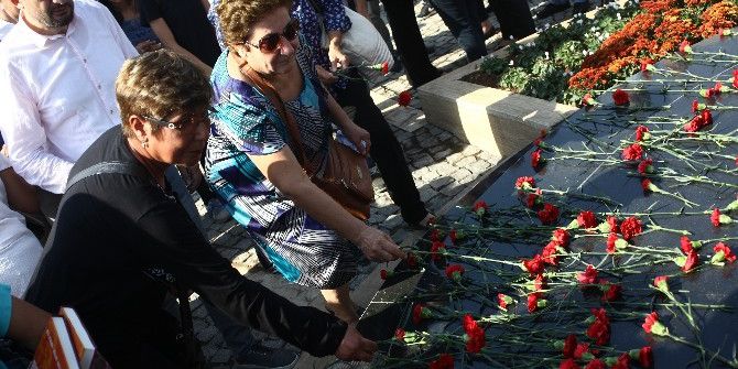 10 Ekim’de Ölenler İçin Barış Anıtı’na Karanfil Bıraktılar