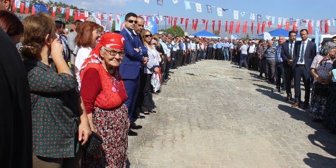 Başkanın Elini Sıkabilmek İçin Uzun Kuyruk Oluşturdular