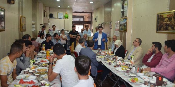 Ak Parti İl Başkanı Akar, Sur İlçesi Gençleri İle Bir Araya Geldi