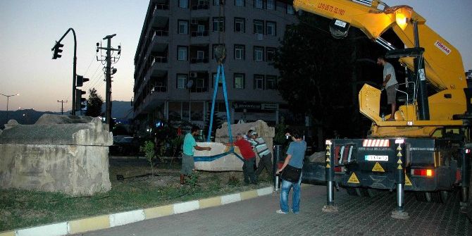 Demre Girişindeki Likya Lahitleri Kaldırıldı