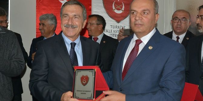Temad’tan Başkan Ataç’a Teşekkür Plaketi