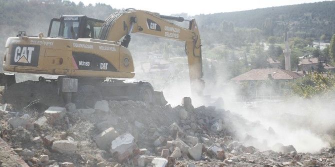Karapınar’da Molozlar Kaldırılıyor