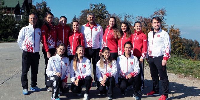 Kadın Karatecilerde Parola Şampiyonluk