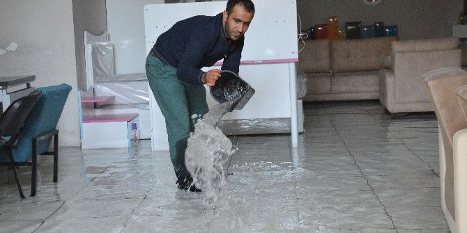 Mobilya Mağazasını Su Bastı