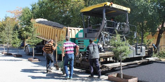 Niğde’de Okul Bahçesi Asfaltlama Çalışmaları Devam Ediyor