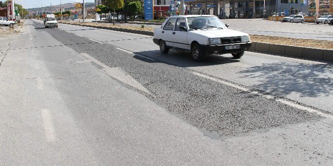 Sürücüler Sürekli Yamanan E-88 Karayoluna Tepkili